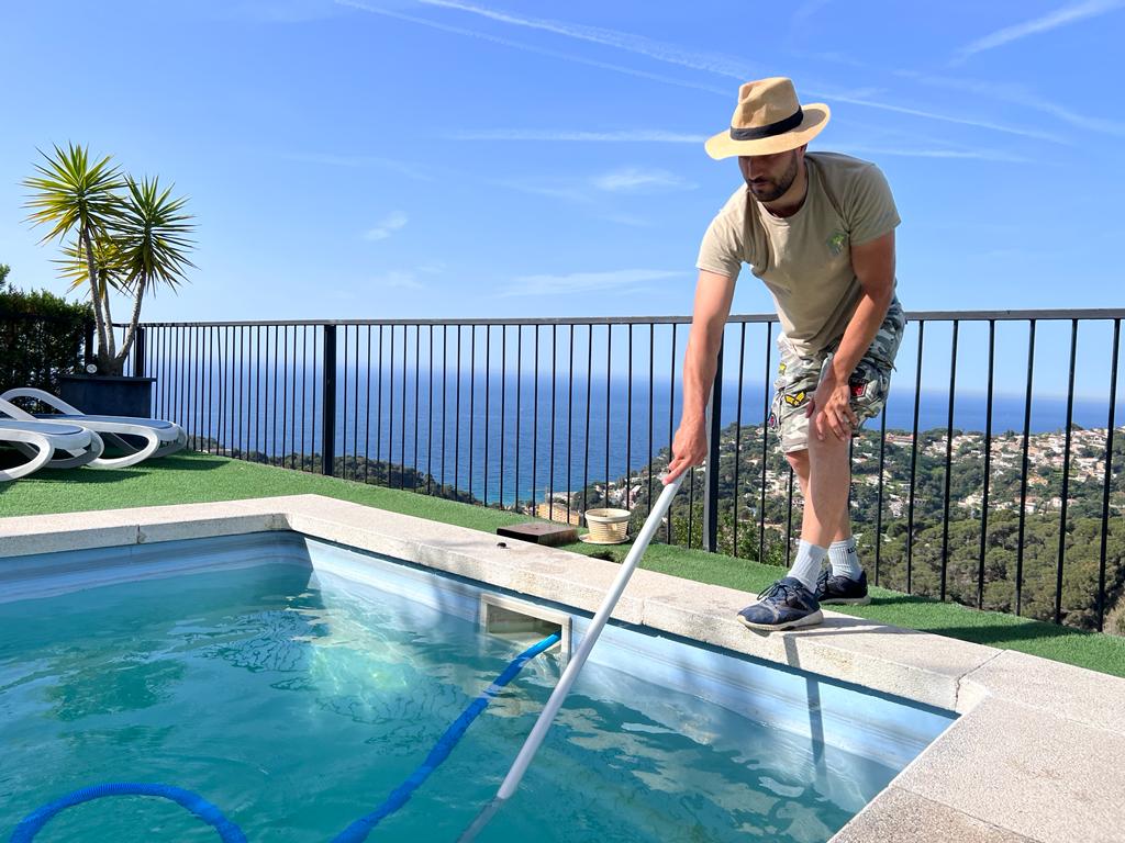 Especialista en mantenimiento de piscinas trabajando